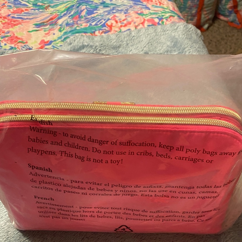 Lilly Pulitzer Bright Pink and Gold Thompson Pouch NWT - Picture 4 of 4